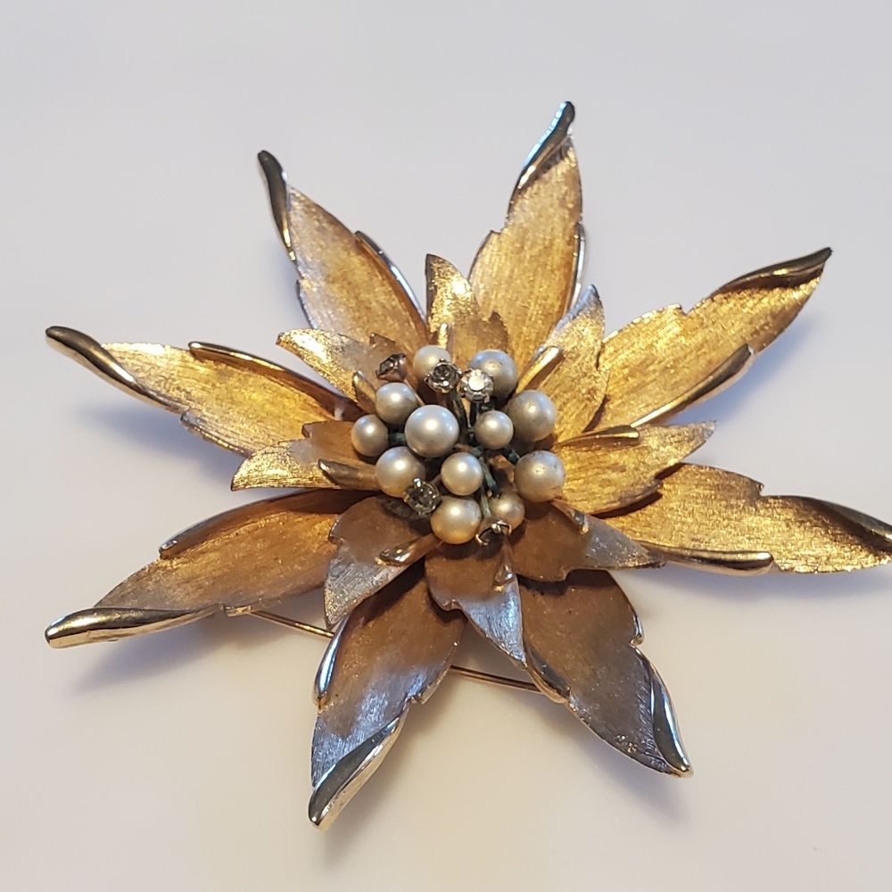 Judy Lee large flower brooch